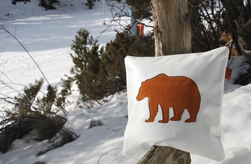 DE L'AIR - Objets de décoration - Coussin avec patch cuir ours brun - neige